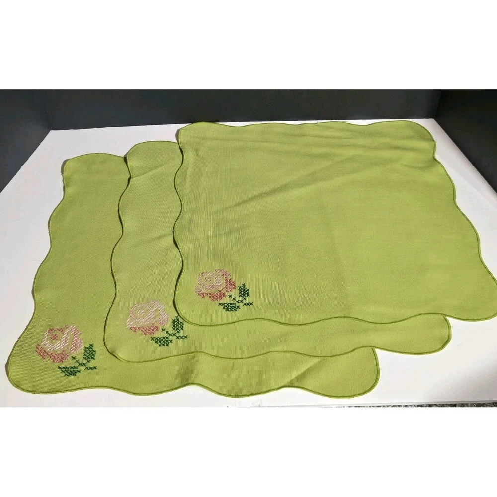 Set of 3 Vtg Cotton Linen‎ Dinner Napkins Cross Stitched Flower Scalloped Edge